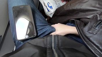 Afspelen Lexi aaane, het meisje met het toupetje, wrijft over de penis en likt hem in het vliegtuig