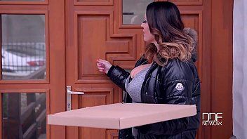 Reproducir Pareja pillada teniendo sexo apasionado por una repartidora de pizzas