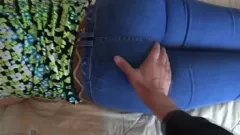 Odtwórz Blond latynoska mamuśka w obcisłych dżinsach uprawia seks z przyrodnim bratem