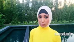 Afspelen Stiefzus met een hijab ervaart voor het eerst een lul - Taboe-pijpbeurt