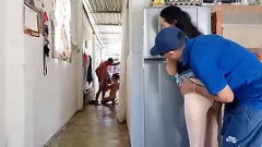 تشغيل زوج الديوث يمسك بي بينما يقوم رجل التوصيل بمضاجعتي بعمق في كس الرطب
