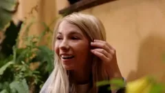 تشغيل ابنة الخطوة السحاقية البالغة من العمر 18 عامًا اشتعلت وهي تتسلل وتلعق كس زوجة أبيها