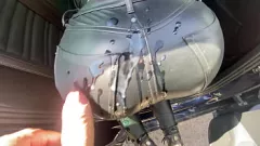 تشغيل فاتنة مكسوة بالجلد تصبح شقية في الأماكن العامة مع قضيب كبير