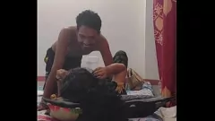 Reproducir Juego de roles de Bhabhi MILF humeante: la experiencia porno bengalí de la inocente Devar