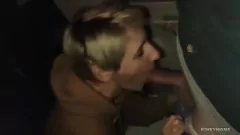 Abspielen Die blonde Emily Candys gibt auf einer Zugfahrt einen intensiven öffentlichen Blowjob
