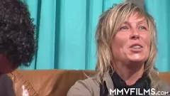 Reproduzir Madura Loira Milf em Intensa Orgia Trio