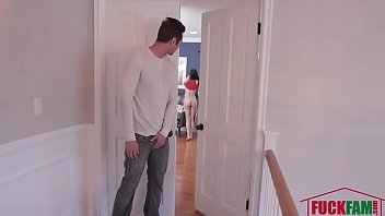 Er spioniert seine kleine Schwester aus und sie sieht ihn wichsen bevor er ihn fickt