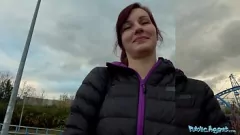 Afspelen De ondeugende buitenmassage van een public agent leidt tot een rit op een grote lul
