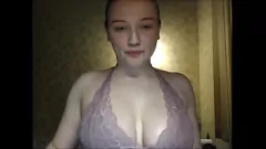 Reproducir Grandes tetas naturales y hermosa sonrisa: el escaparate sexy de una linda chica tímida