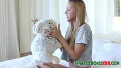 Redă Teen sora vitregă este prinsă închinându-se cocoșul fratelui mai mare