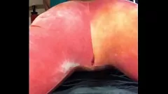 Odtwórz Hebanowa bogini zapomina o majtkach, moczy się i brudzi podczas twerkowania