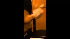 Reproduzir Adolescente ruiva ganha punheta e gozada no colchão