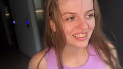 Riproduci La vicina eccitata Katy Milligan fa un pompino all'INGRESSO