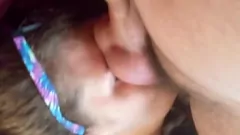 Riproduci La moglie non riesce a resistere ad annusare e ad adorare le sue palle sporche mentre si masturba