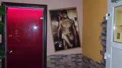 Jouer Aventure dans la salle néon d'un jeune minet : sucer une bite inconnue et jouir fort dans le sauna sexuel