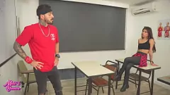 Redă Profesor de latină cu penis mare face plăcere în clasă