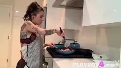 Riproduci Gioco con il dildo di Joanna Angel: il culo grosso della pornostar tatuata e la masturbazione con le tette finte