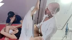 Afspelen Afgeroomde onderdanige vrouw tijdens medisch examen voor Bull!