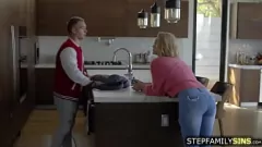 Odtwórz Blonde Milf uczy pasierbów technik seksu oralnego