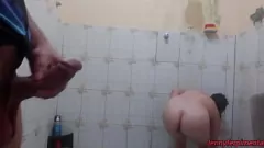 Abspielen Stiefmutter wird in der Dusche ungezogene anale Aktionen