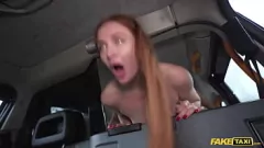 Afspelen Redhead MILF Eva Berger berijdt een monsterlul in nylons