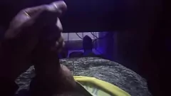 Jouer La séance de masturbation masculine solo se termine par une grande éjaculation