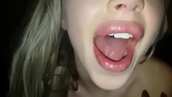 Redă Adolescenta blondă nu încetează să sugă până nu simte cumshot-ul în gură