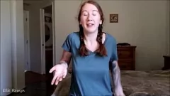 Reproducir Humillante pelirroja milf Ellie Rowyn califica tu pequeña polla