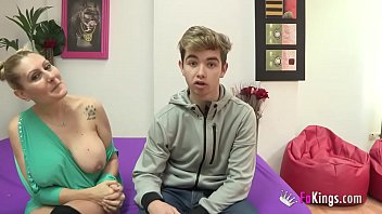 Afspelen Spaanse volwassen geneukt door een jongen jonger dan haar zonen