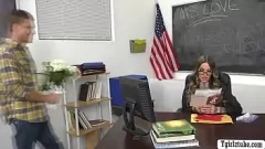 Redă Profesorul T-Girl Nadia Love Fucks and Sucks Big Cock al elevului