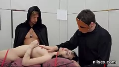 Reproducir Ninfómana traviesa obtiene su culo apretado devastado en una sesión de bdsm de asilo retorcido