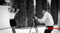 تشغيل سيئ السمعة تشارلي فالنتين يغوي المصور في جلسة تصوير خيالية مشبع بالبخار، ويكافئه بكسها الساخن وقضيبها الصغير