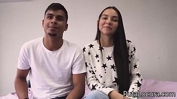 Reproduzir Casal colombiano fode diante da câmera apaixonadamente e com vício