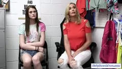 Afspelen Hete blonde tiener en haar stiefmoeder Meloni Moon worden geneukt door een agent in een seksscène op kantoor