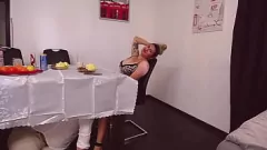 Jouer Regardez cette jeune amatrice aux gros seins se faire lécher la chatte rasée sous la table dans un restaurant public par son petit ami excité, une véritable aventure en plein air avec de gros seins et de gros seins exposés.