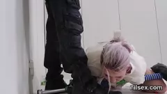 Odtwórz Niegrzeczna nastolatka zostaje poddana ostremu analowi w zakręconym azylu z intensywnym bdsm i namiętnym lizaniem tyłka