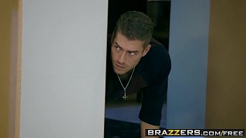 Afspelen Wild neuken met de beste vriend van haar zus