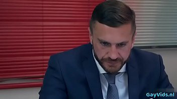 Redă الرجل الذي يصلح مكيف الهواء يعطيني مئة من هذا الحمار.