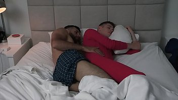 Jouer يفرش مع أخته وهو نائم