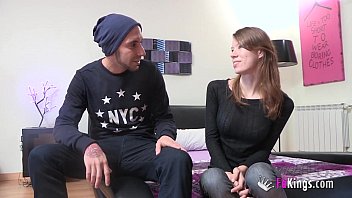Redă Studenta de asistență rusă se fut cu un străin spaniol