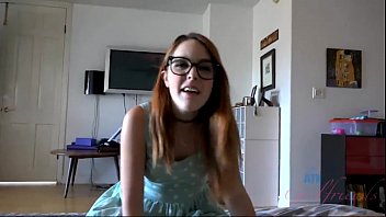 Redă Amarna Miller face o paie grozavă pentru noua ei prietenă