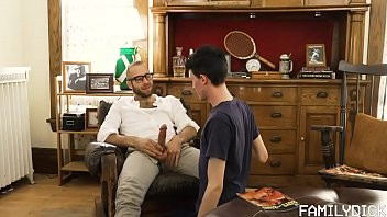 Jouer أبي علمني كل شيء عن الجنس ، لقد مارس الجنس معي