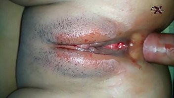 Afspelen Pizdulice bloedt het maximum als een man met een grote penis haar neukt
