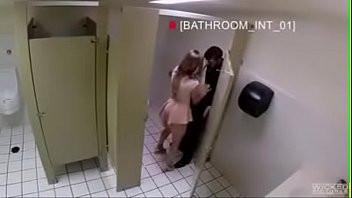 Reproducir Dispara en secreto cuando tengas relaciones sexuales en un baño