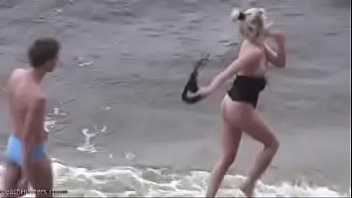 Odtwórz Jest szalona, ​​biegnie nago w swojej cipce na plaży, a inny łapie ją i rucha