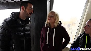Abspielen Giulia hat Sex mit zwei Männern im Freien und lutscht ihre Schwänze