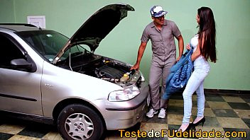 تشغيل من أجل جعل سيارته أسرع ، قصفه الميكانيكي بالفم ومارس الجنس معه