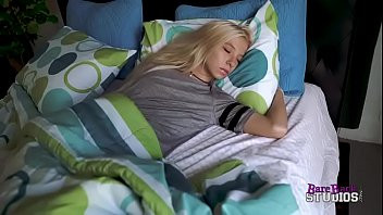 Blonda luata la futai de taticull ei cand i se scoala pula prin casa