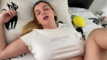 Jouer Elle est morte après la bite et a des relations sexuelles hardcore jusqu'à ce qu'elle ne puisse pas