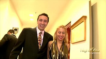 Reproduzir Ele quer transar com ela, mas ela não tem vontade e fode com ela bem no fundo